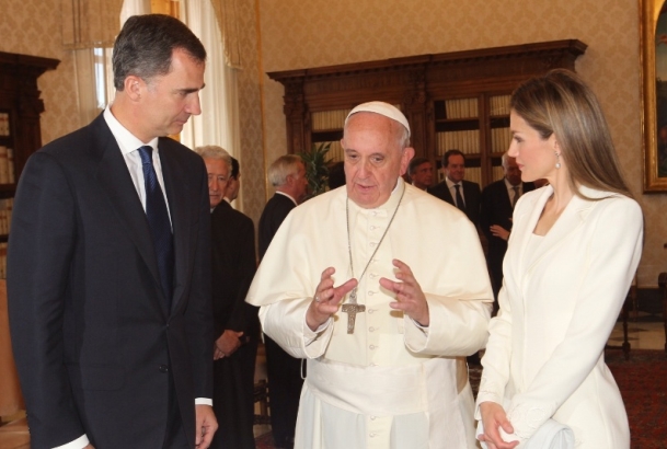 Sus Majestades los Reyes con Su Santidad el Papa Francisco tras el encuentro mantenido en la biblioteca privada del Vaticano